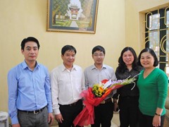 BGH nhà trường chúc mừng đ/c Đình Ngọc nhân ngày thầy thuốc Việt Nam