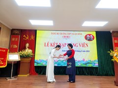 LỄ KẾT NẠP ĐẢNG VIÊN CHO HỌC SINH TRƯỜNG THPT XUÂN ĐỈNH