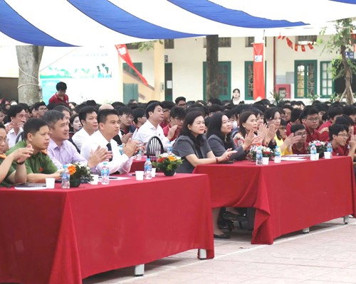 Học sinh THPT Hà Nội hưởng ứng Ngày pháp luật Việt Nam